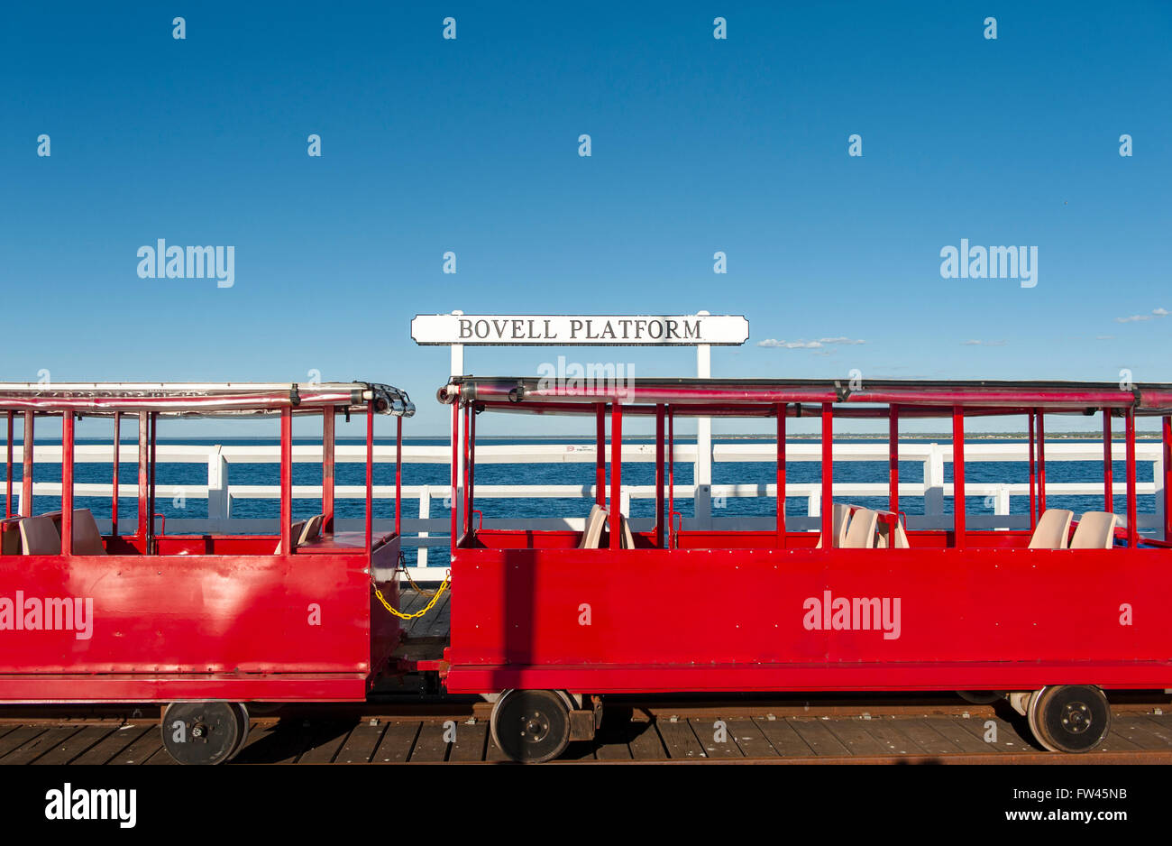 Der kleine rote Zug fährt entlang der längsten Mole der südlichen Hemisphäre, Busselton, Western Australia Stockfoto