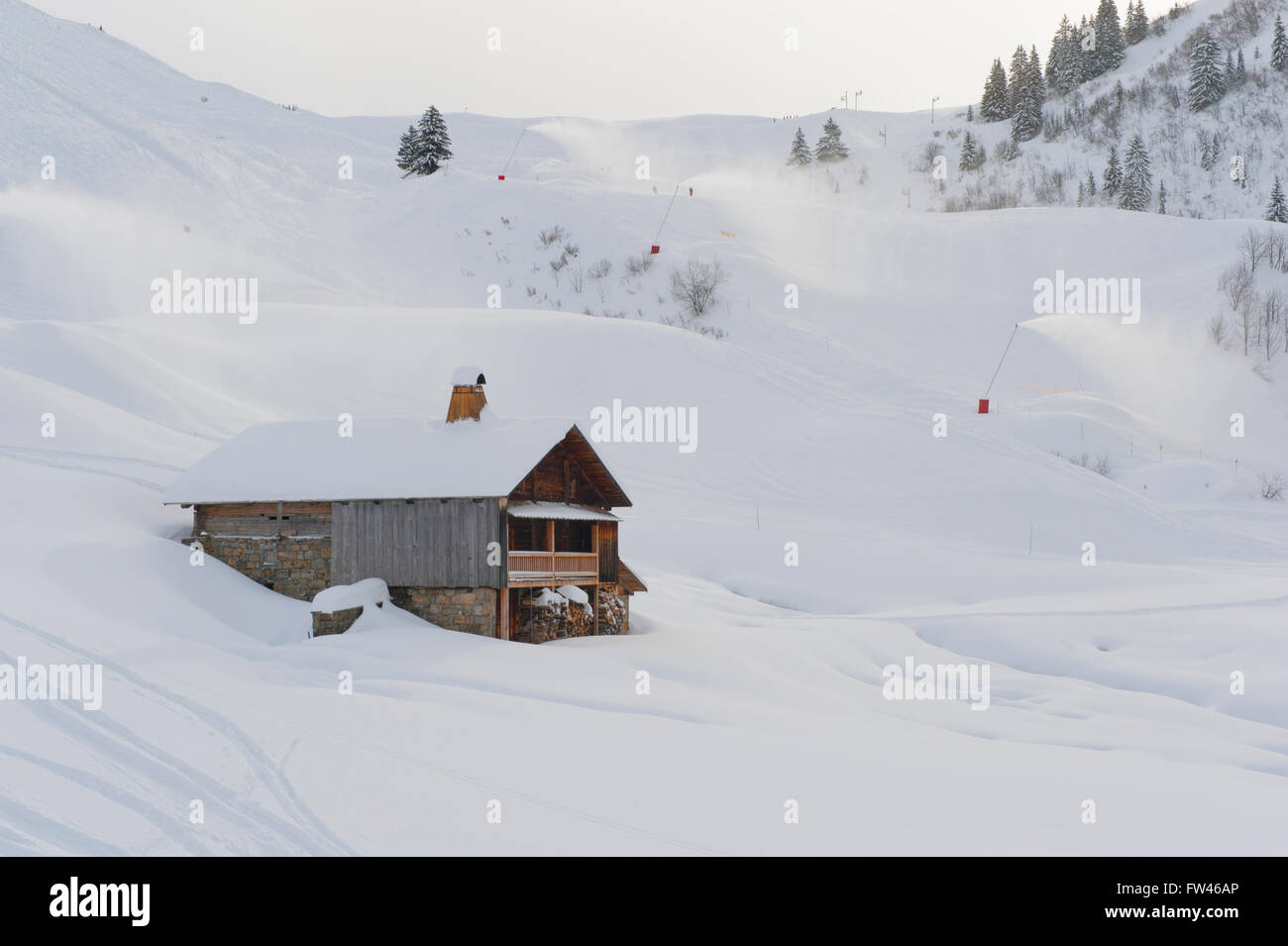 Traditionelle alpine Bauernhaus neben den Skipisten, Chinaillon, Le Grand Bornand, Skigebiete See Annecy, Frankreich Stockfoto