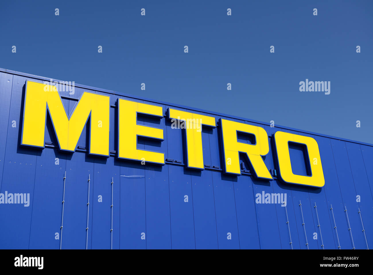 Schriftzug der Metro AG, Europas Groesstem Einzelhandelskonzern, Berlin, Deutschland, Europa, OeffentlicherGrund Stockfoto