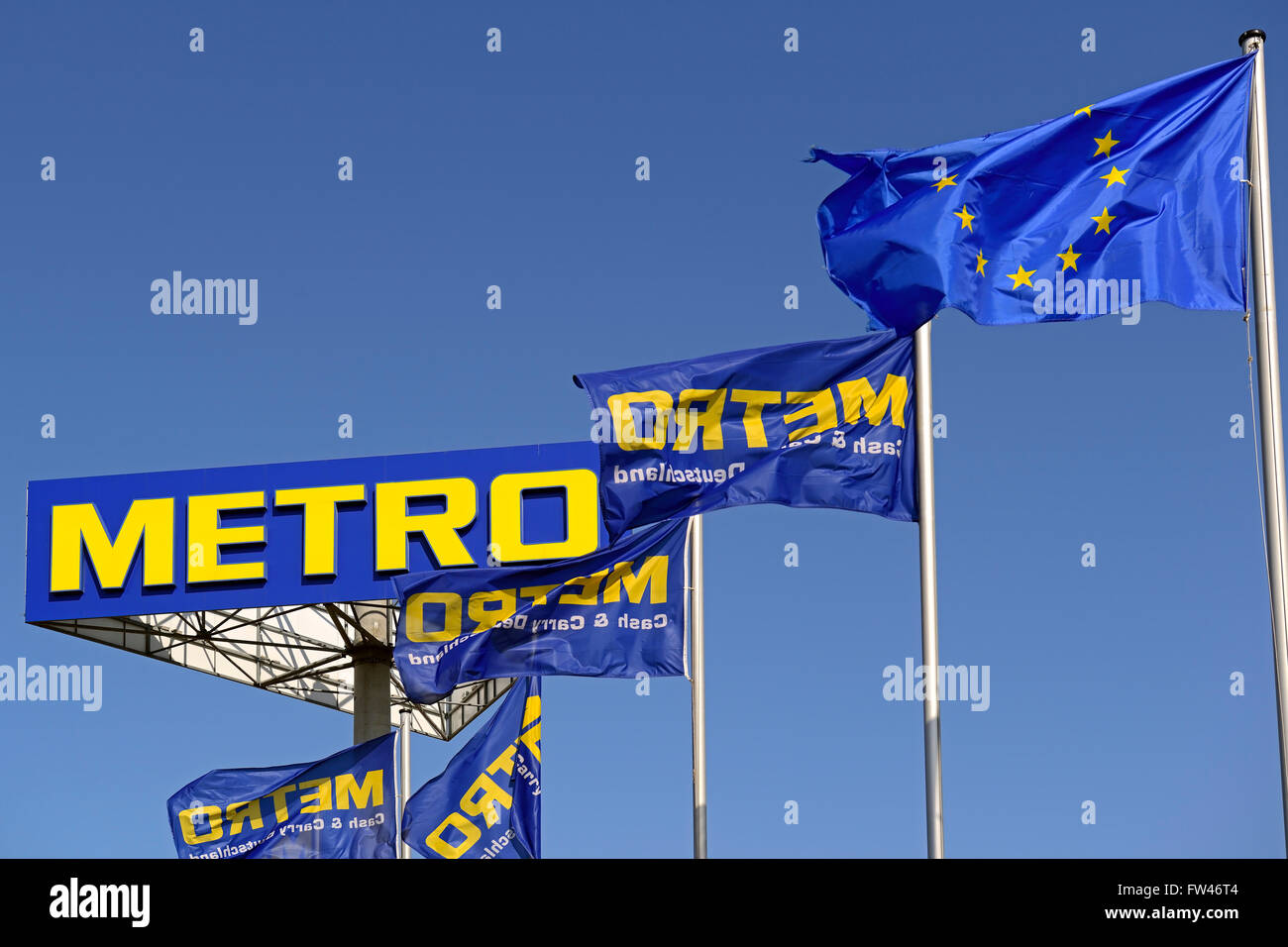 Schriftzug Und Fahnen der Metro AG, Europas Groesstem Einzelhandelskonzern, Berlin, Deutschland, Europa, OeffentlicherGrund Stockfoto