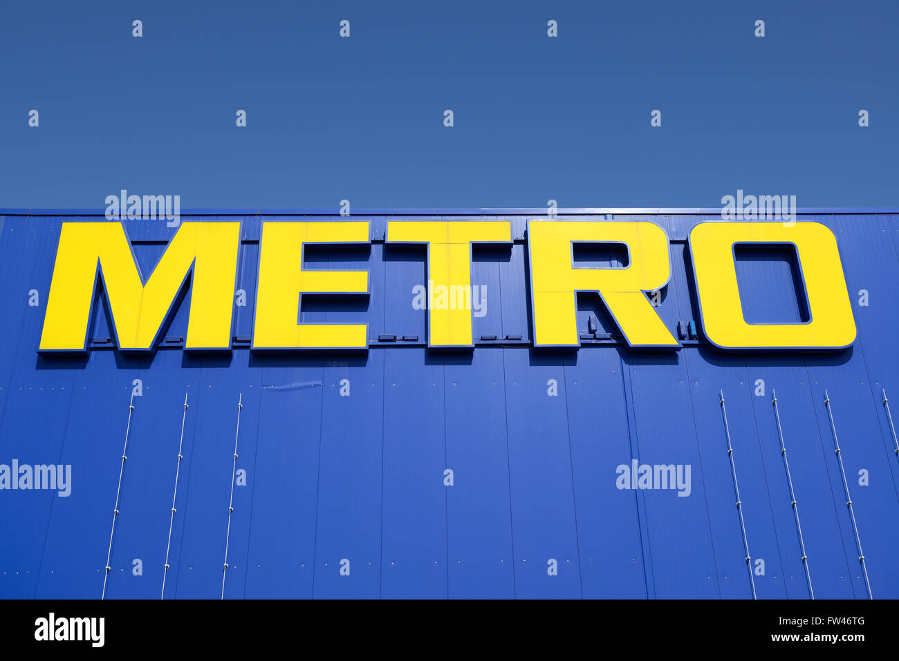Schriftzug der Metro AG, Europas Groesstem Einzelhandelskonzern, Berlin, Deutschland, Europa, OeffentlicherGrund Stockfoto