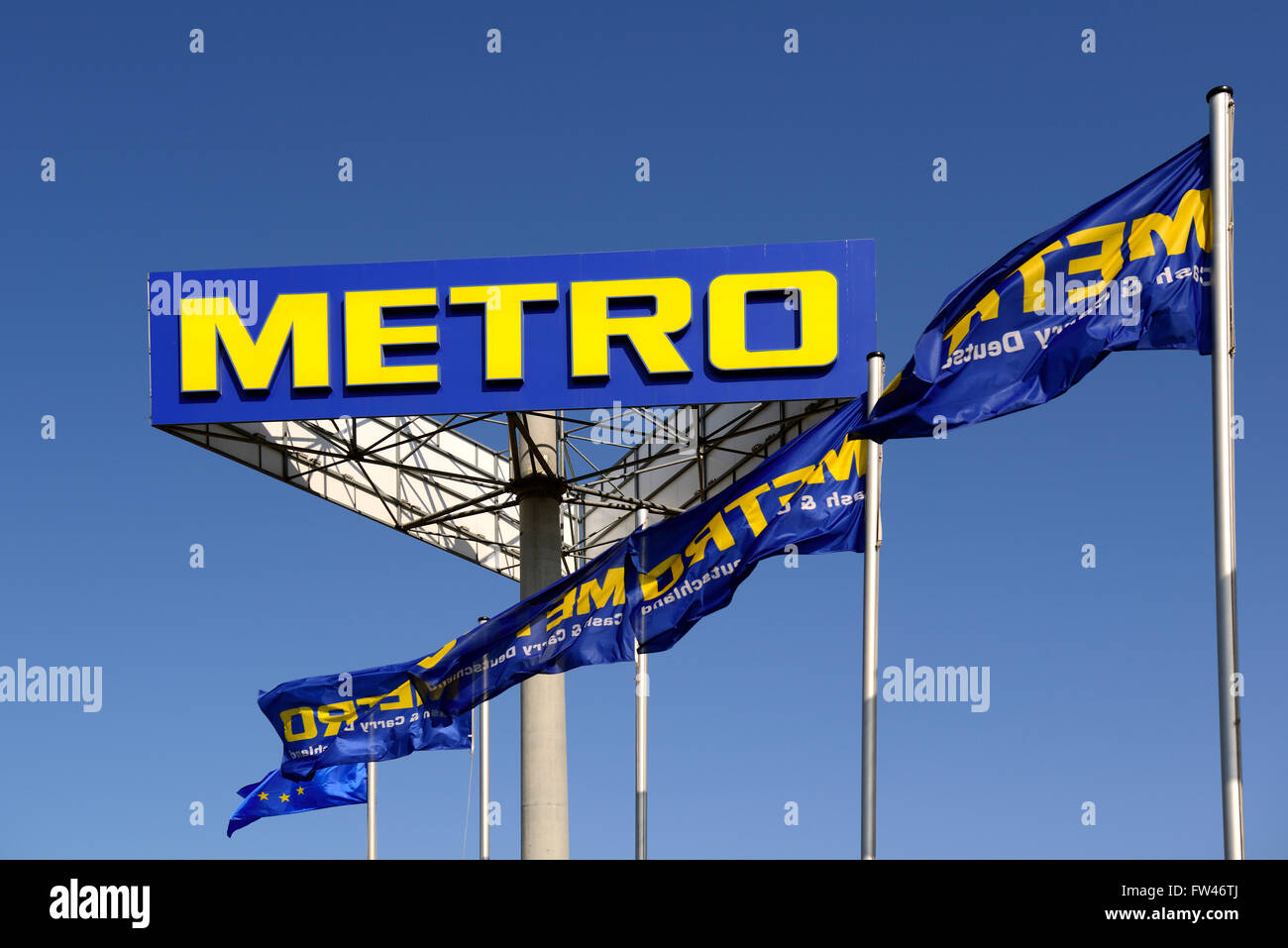 Schriftzug Und Fahnen der Metro AG, Europas Groesstem Einzelhandelskonzern, Berlin, Deutschland, Europa, OeffentlicherGrund Stockfoto