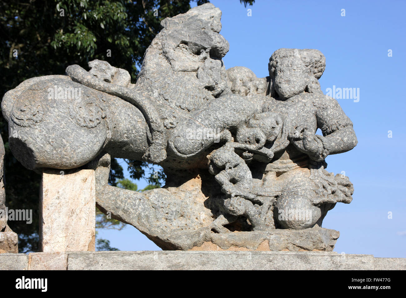 Skulptur eines Löwen und einer Dame in Hoysaleswara Tempel-Komplex, Dorasamudra, Hassan District, Karnataka, Indien Stockfoto