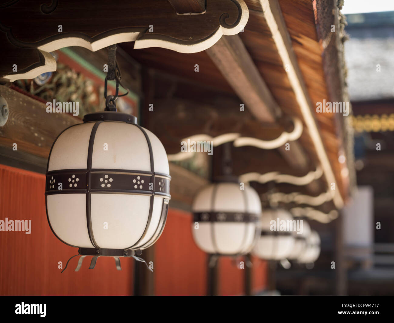 Laternen bei Kitano Tenmangu Schrein, Kyoto - bekannt für seine Pflaumenblüten Anfang März. Stockfoto