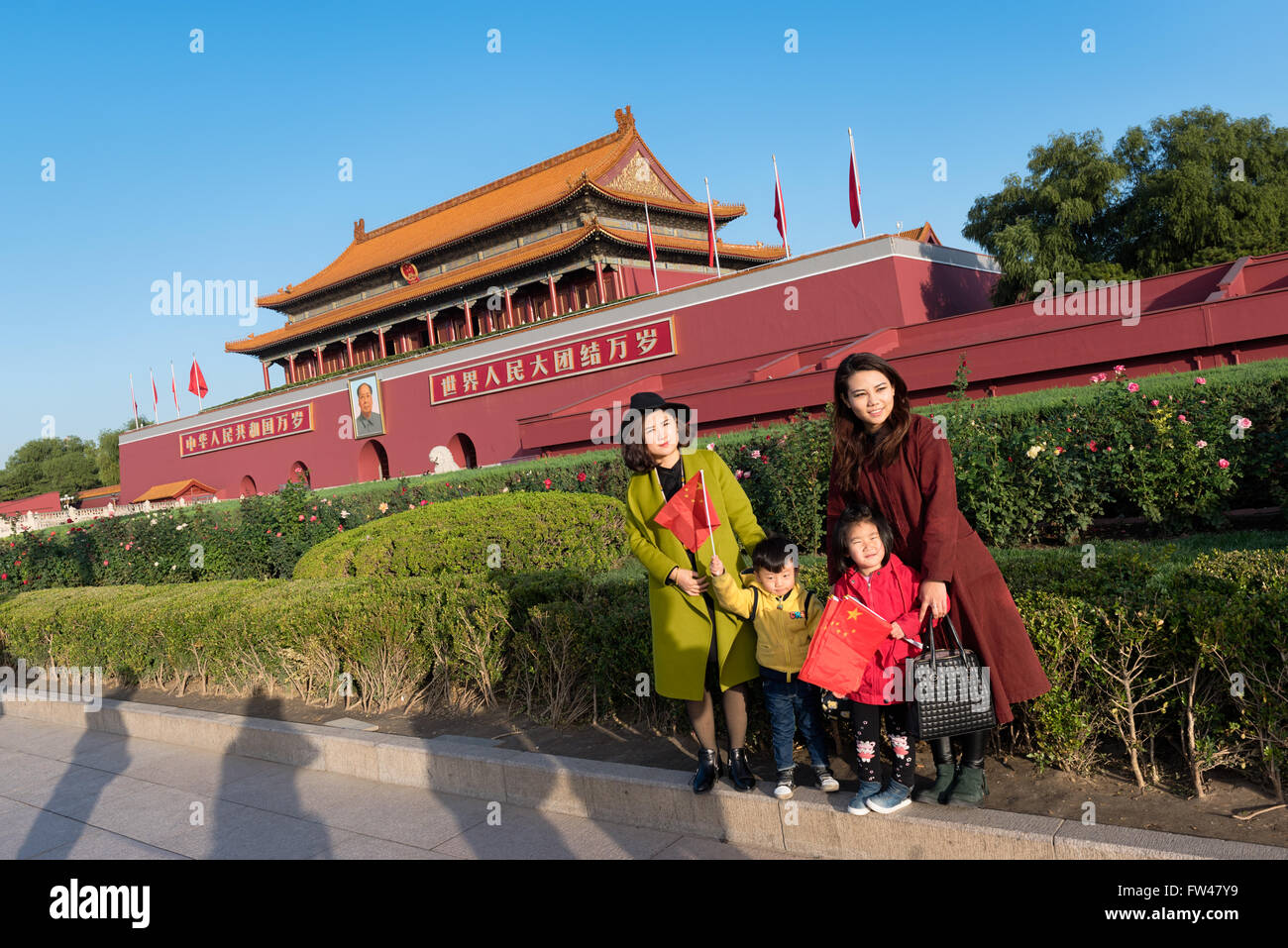 Peking, China - 27. Oktober 2015: Eine chinesische Familie, eine Selfie am Haupteingang um die Kaiserstadt in Peking. Stockfoto