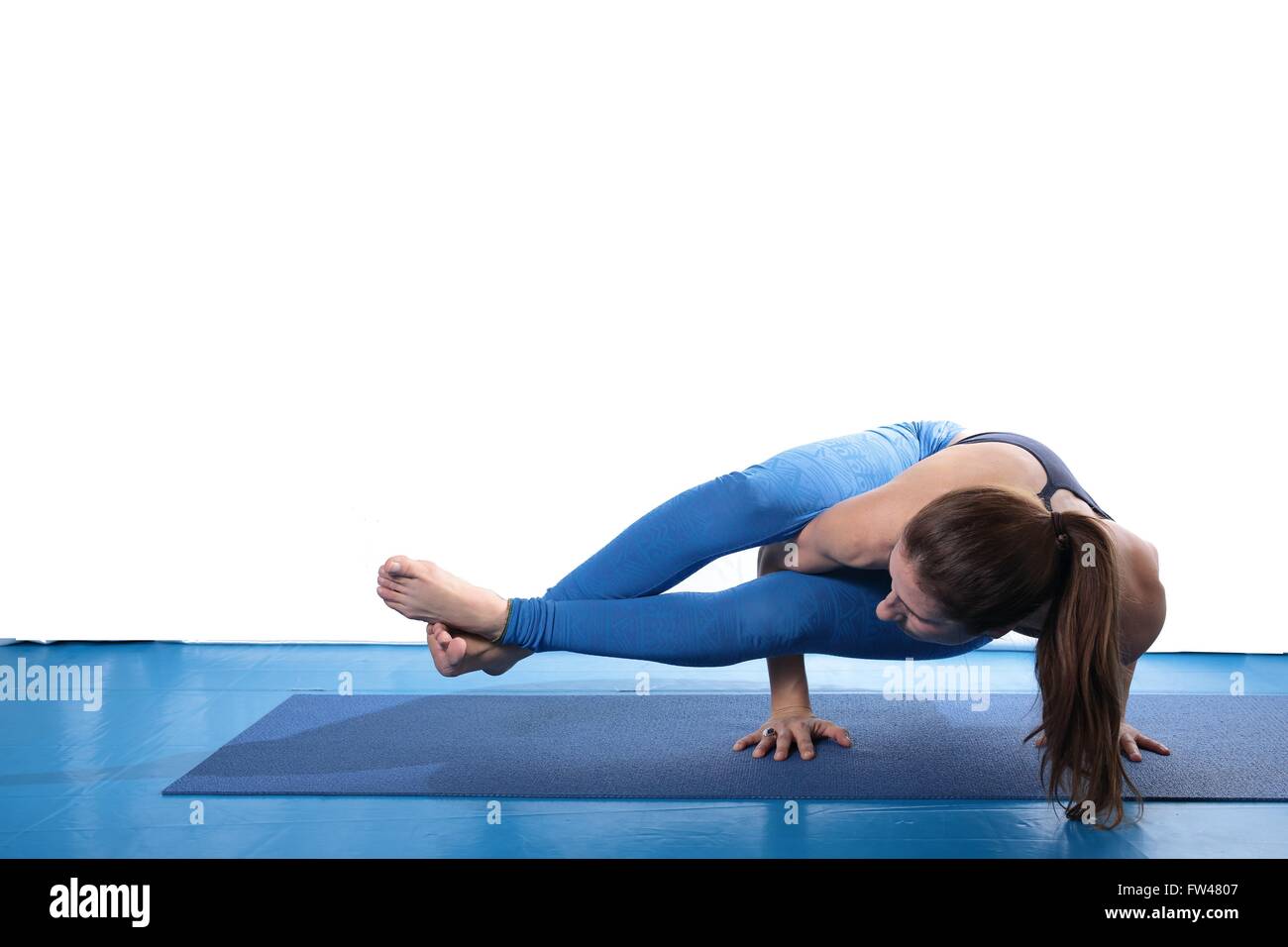 Frau praktizieren Yoga auf eine Matte und weißem Hintergrund Stockfoto