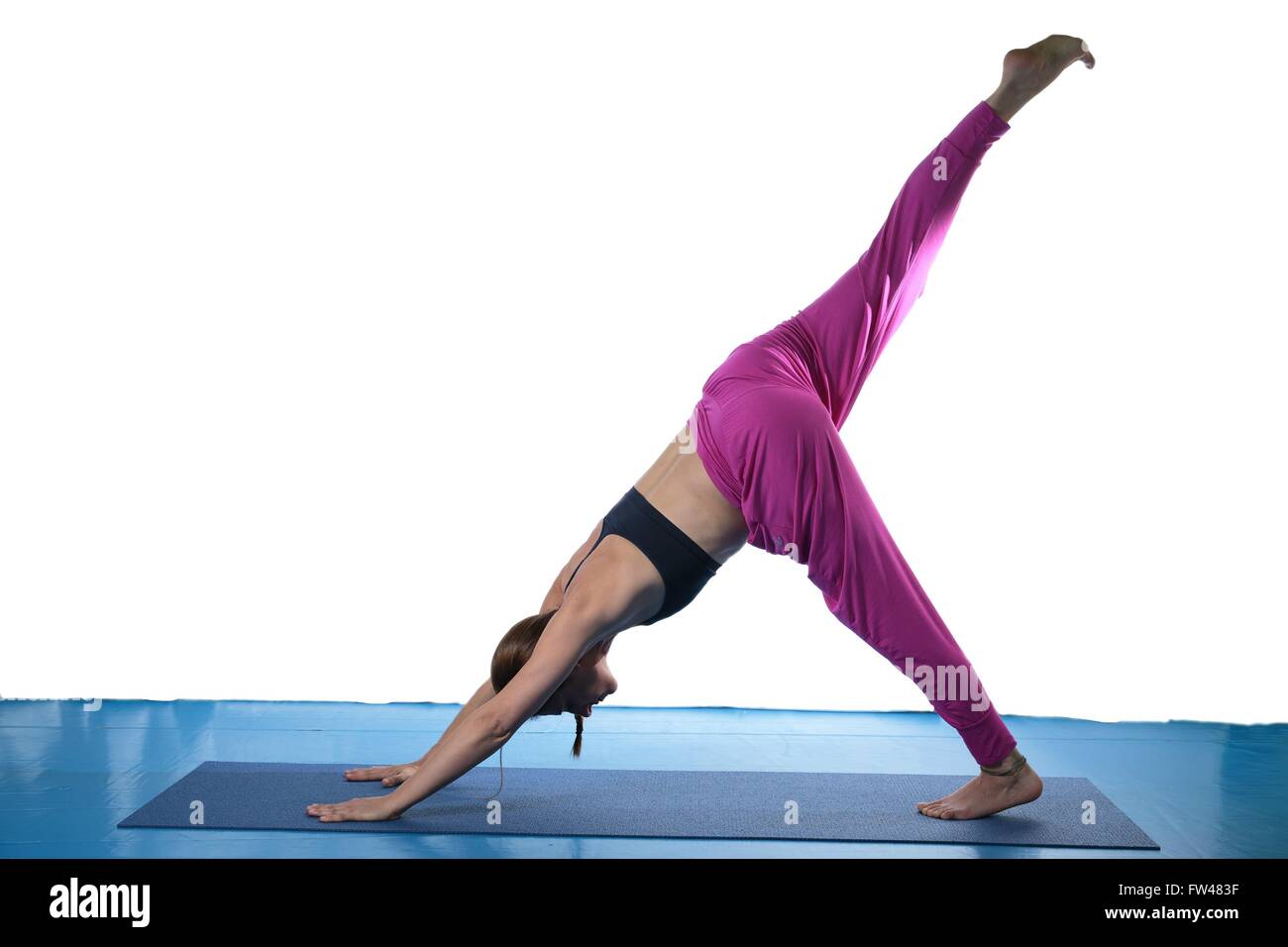 Frau praktizieren Yoga auf eine Matte und weißem Hintergrund Stockfoto
