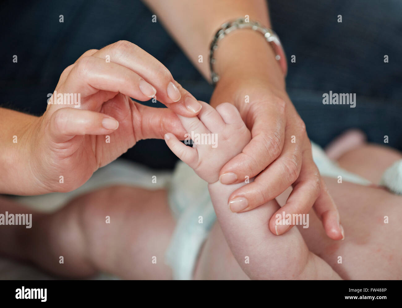 Womans Hände Finger Neugeborenen bei Untersuchung überprüfen Stockfoto