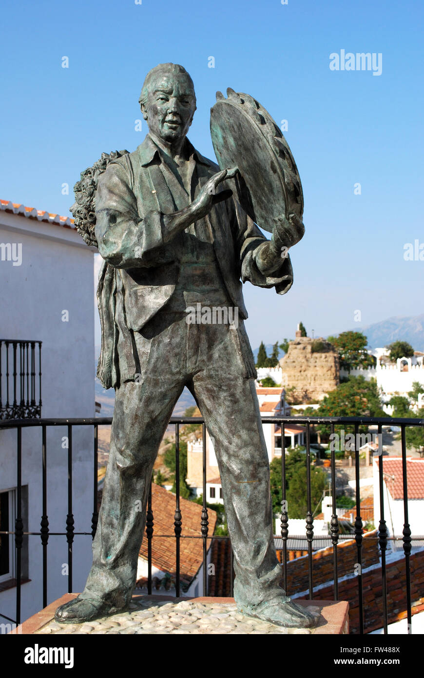 Statue von Antonio Miguel Gallego Romero mit Blick auf Schloss und Altstadt, Comares, Provinz Malaga, Andalusien, Spanien. Stockfoto