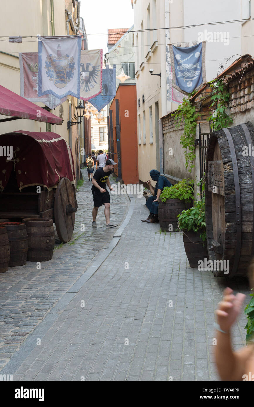 Riga, Lettland - 5. August 2015: In der Nähe der Taverne in der Altstadt von Riga laden Menschen in historischen Kostümen Dorf. Stockfoto