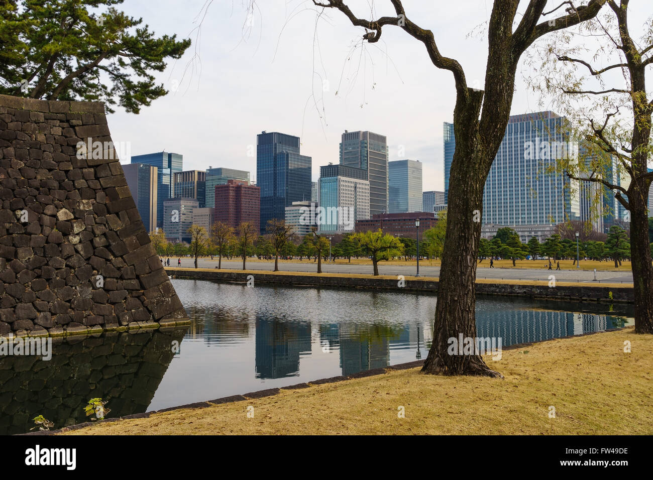 Der Wassergraben und einem Garten in der Hofburg gegen die Skyline der Stadt, Tokio, Japan. Stockfoto