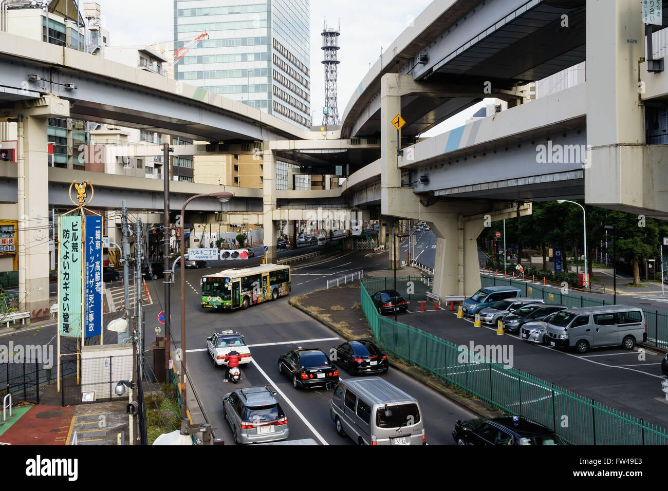 Das Stadtzentrum Expressway und lokalen Verkehr, Tokio, Japan. Stockfoto