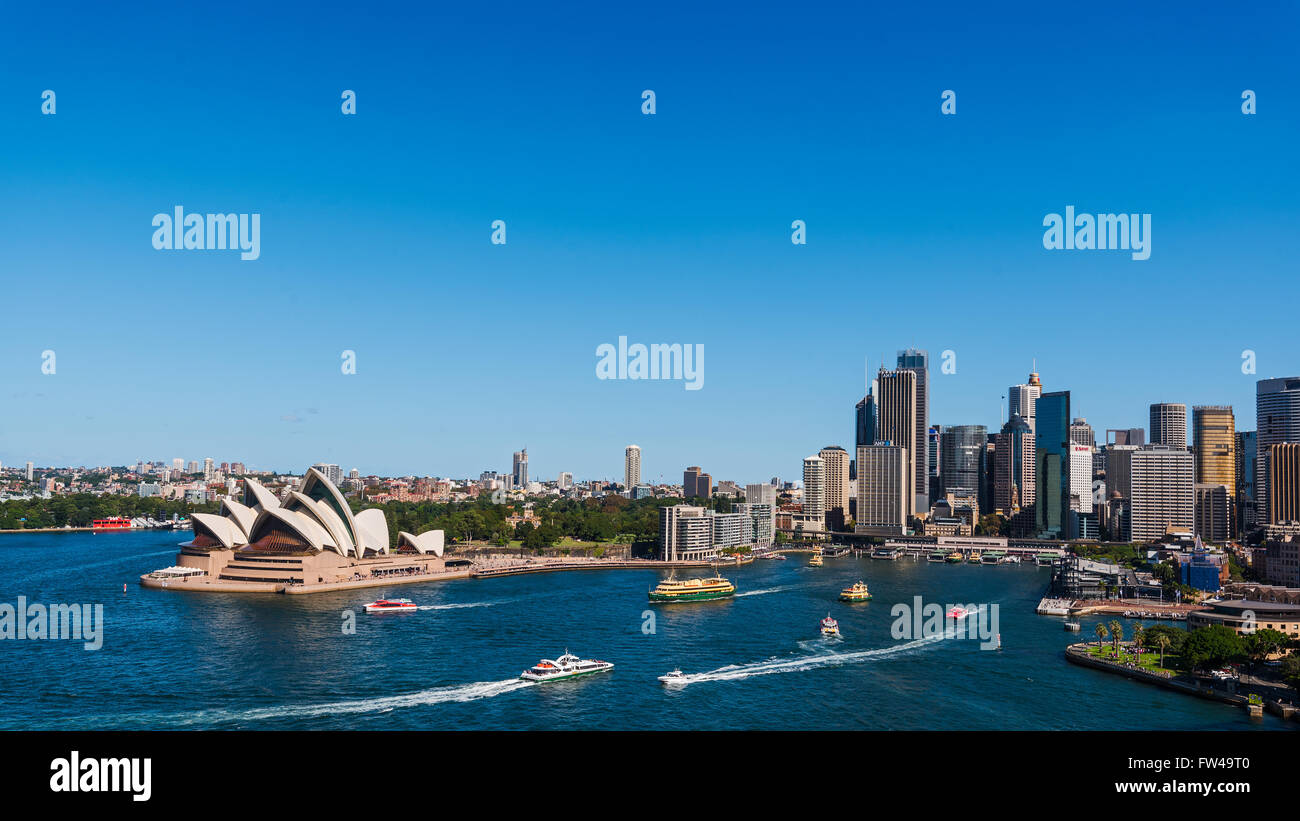 Skyline von Sydney gedreht von Harbour Bridge wie Kai, Wolkenkratzer und mehrere Schiffe Stockfoto