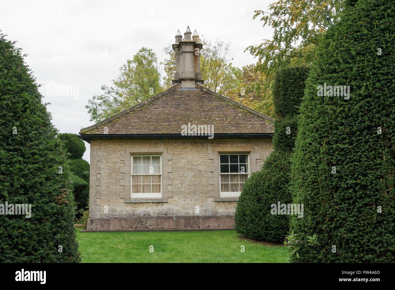 Das alte Torhaus an der Formschnitt Eibe Baum Avenue am Clipsham, Lincolnshire. Stockfoto