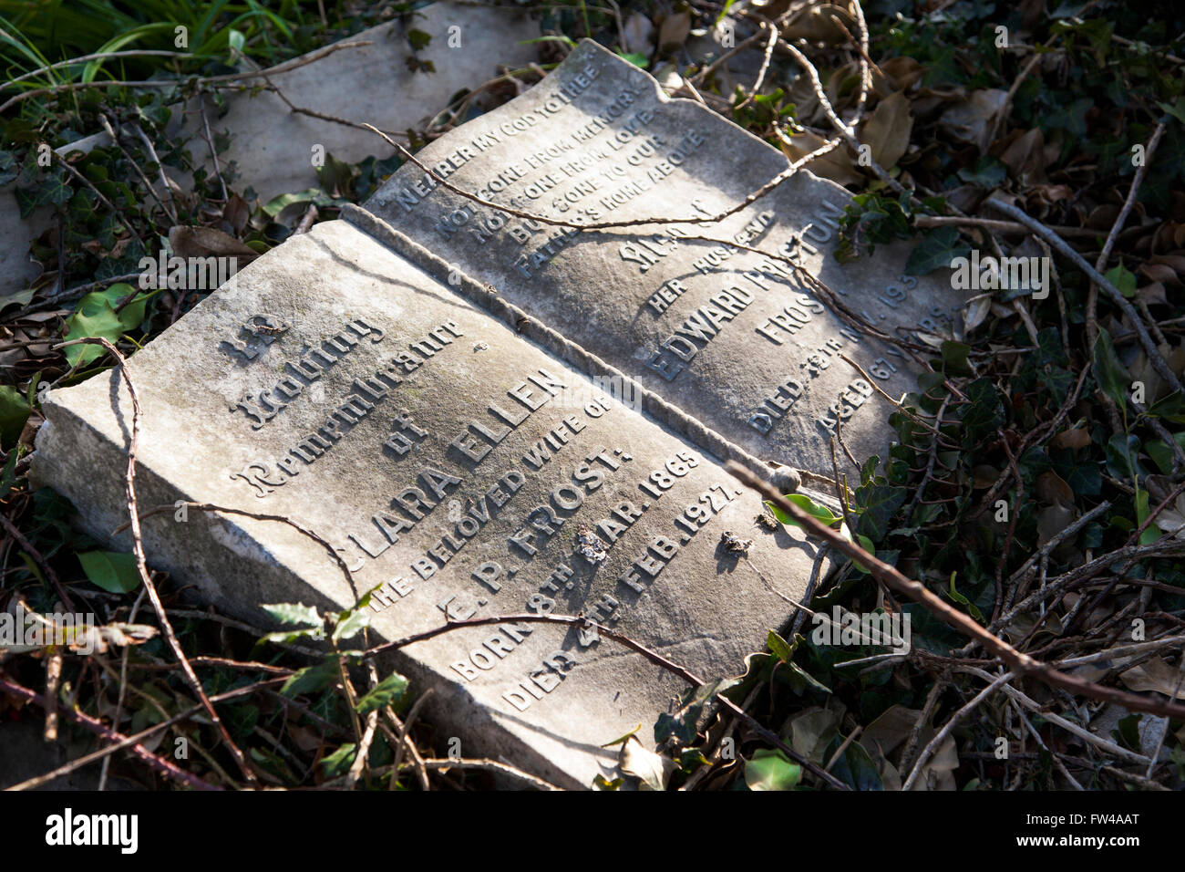 Offenes Buch Grabstein (St. Johannes der Täufer Kirche Parkfriedhof, Southend-on-Sea, Essex, UK) Stockfoto