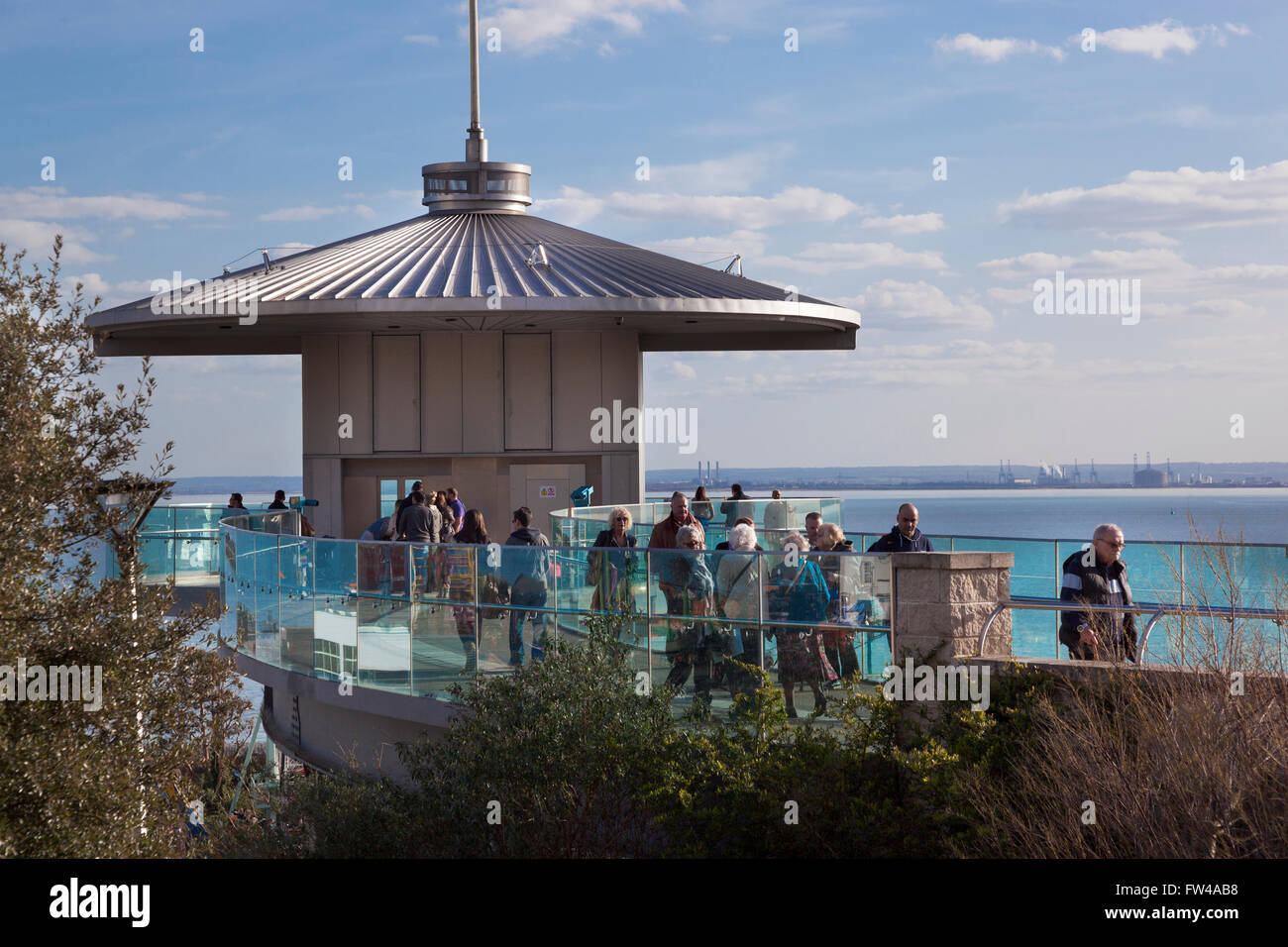 Gehweg mit Meeresrauschen im Hintergrund, Southend-on-Sea, Großbritannien Stockfoto