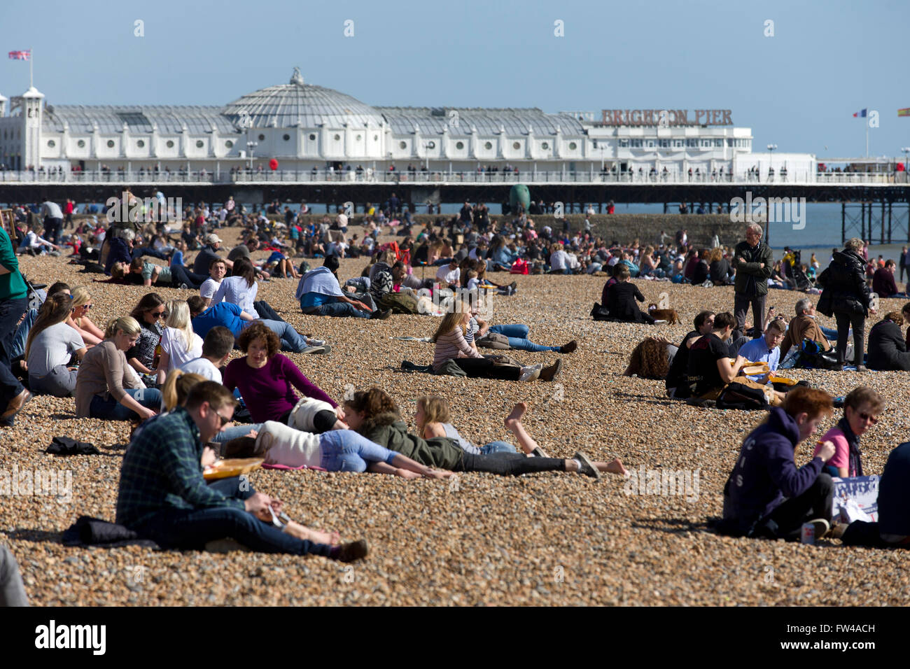 Menschen genießen das schöne Wetter am Strand von Brighton. 2016. Stockfoto