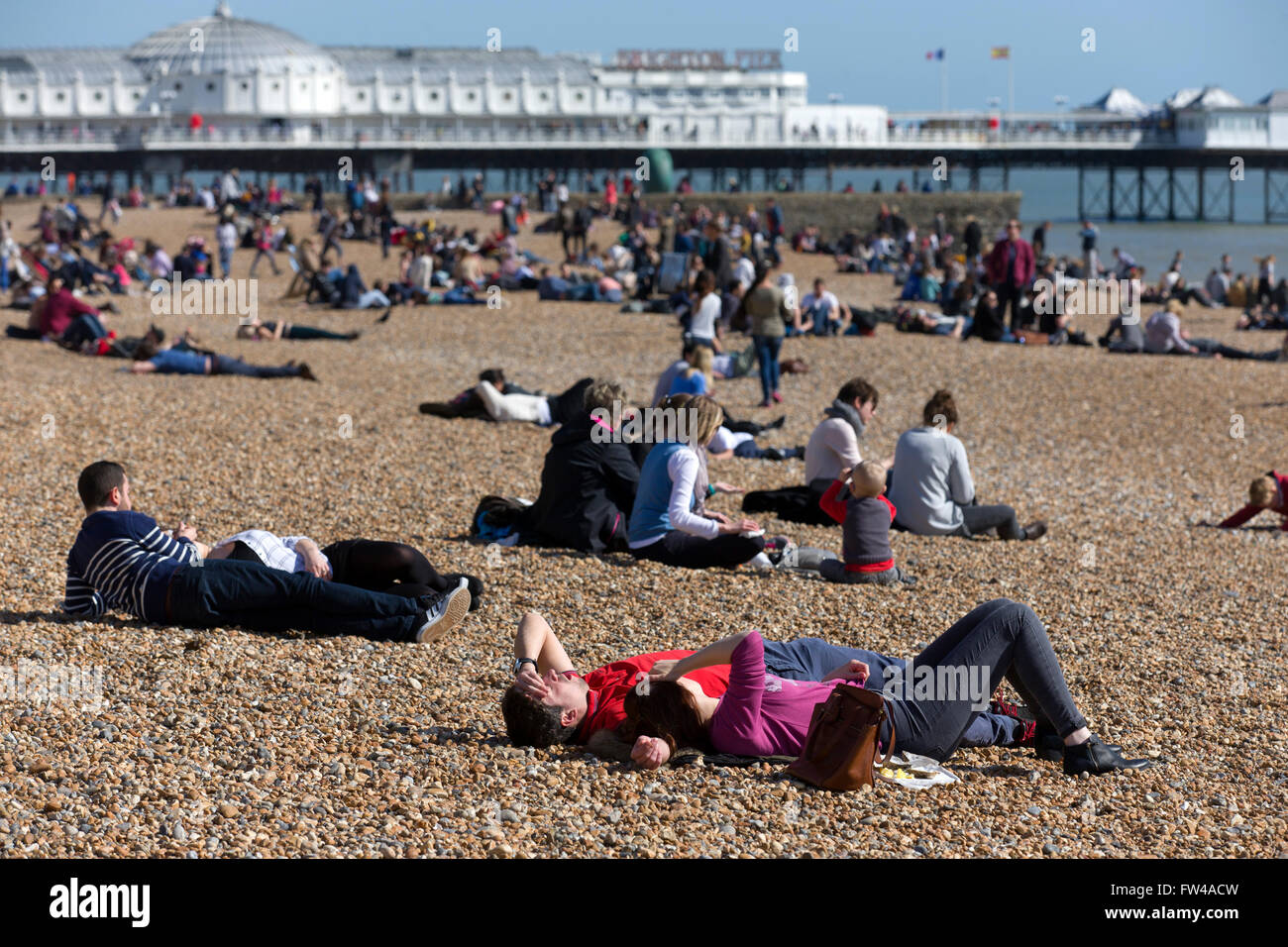 Menschen genießen das schöne Wetter am Strand von Brighton. 2016. Stockfoto