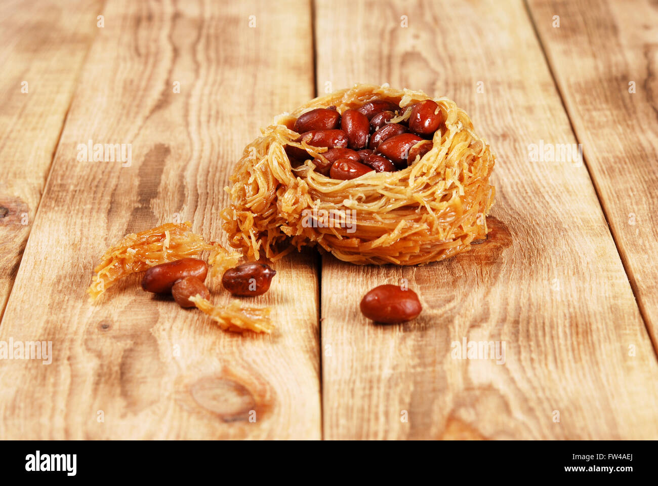 Östlichen süße von Erdnüssen auf einem hölzernen Hintergrund Stockfoto