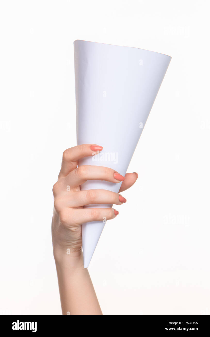 Der Kegel in weiblichen Händen auf weißem Hintergrund Stockfoto