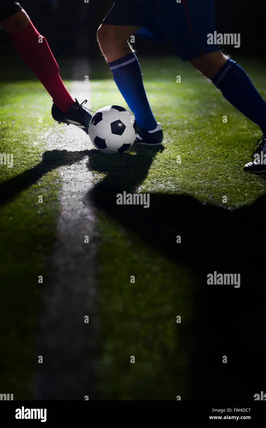Zwei Fußball-Spieler einen Ball Fußball Stockfoto