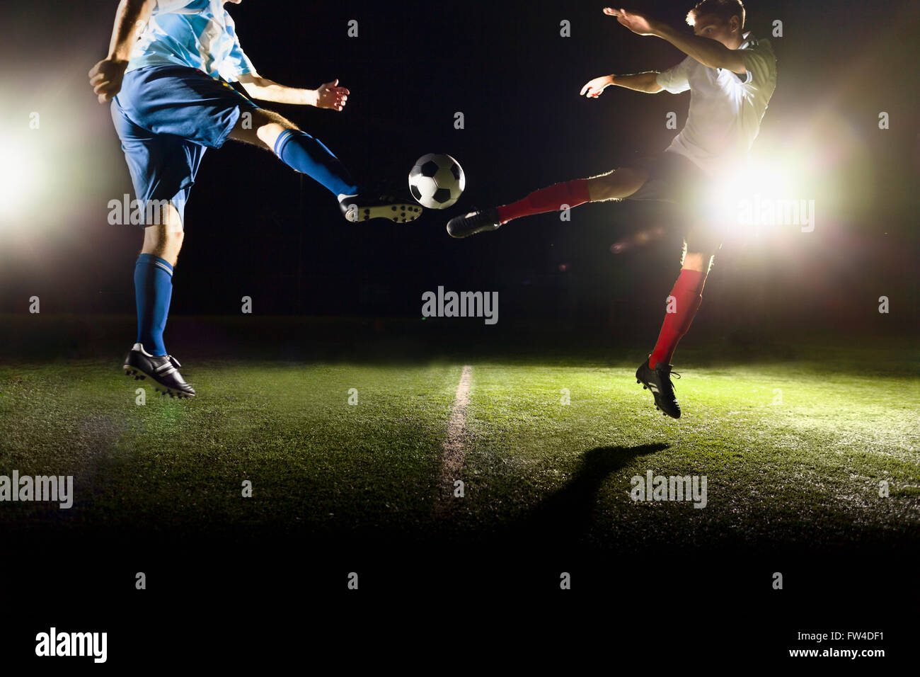 Zwei Fußball-Spieler einen Ball Fußball Stockfoto