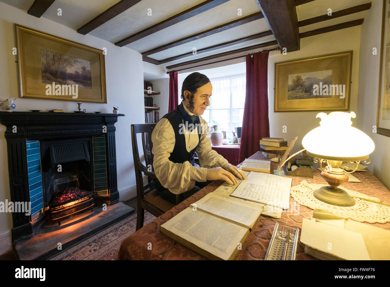 Modell der Autor Charles Kingsley in seinem Arbeitszimmer im Musée Kingsley in Clovelly Dorf, Devon schreiben Stockfoto