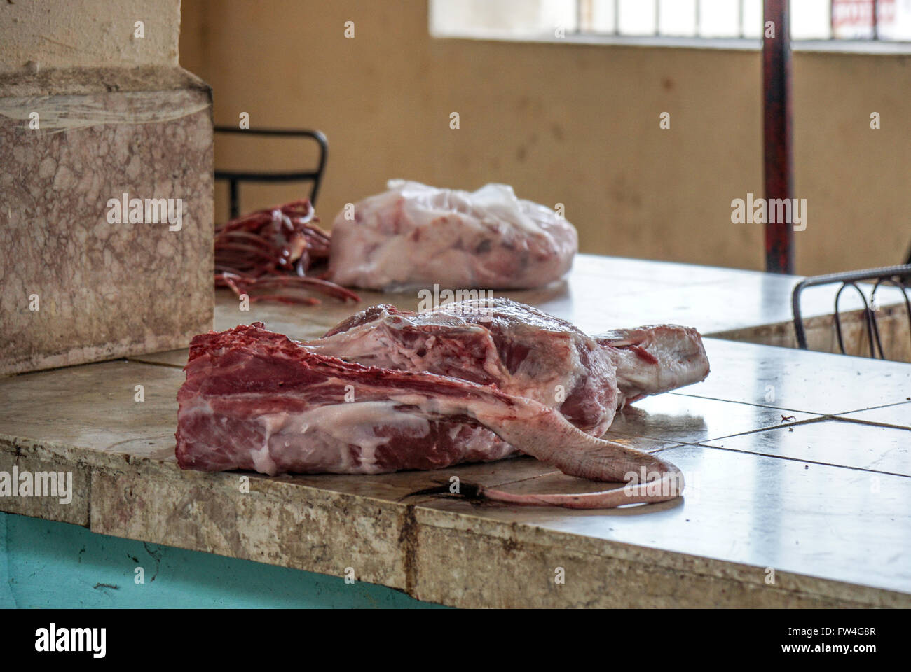 Detail aus lokalen tropischen Marktstand verkaufen Fleisch vom Kalb mit Schweif, Kalbfleisch dahinter ist ein weiteres Stück vom Rind. Markt-stal Stockfoto