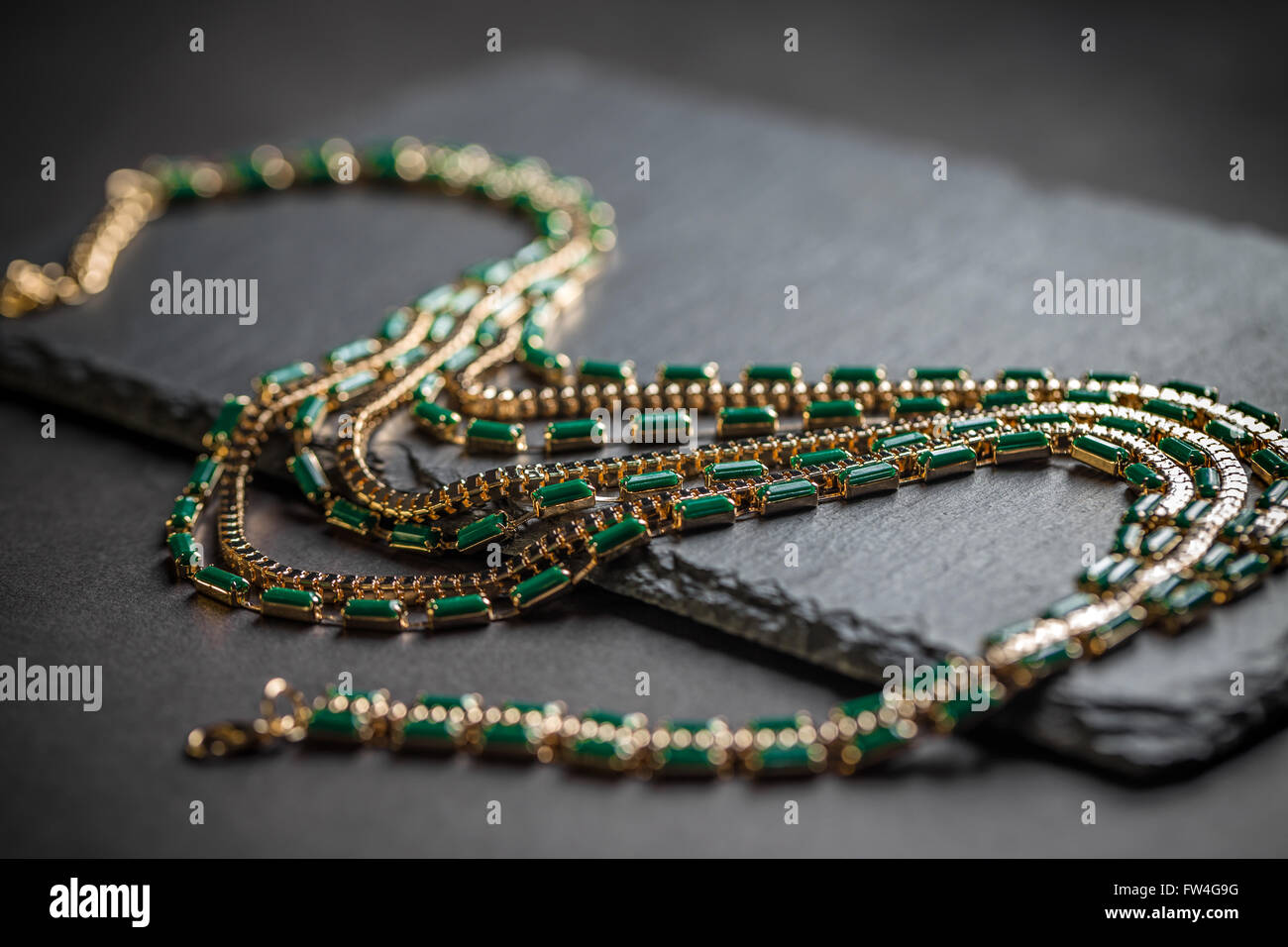 Halskette mit grünen Steinen auf schwarzem Hintergrund Stockfoto