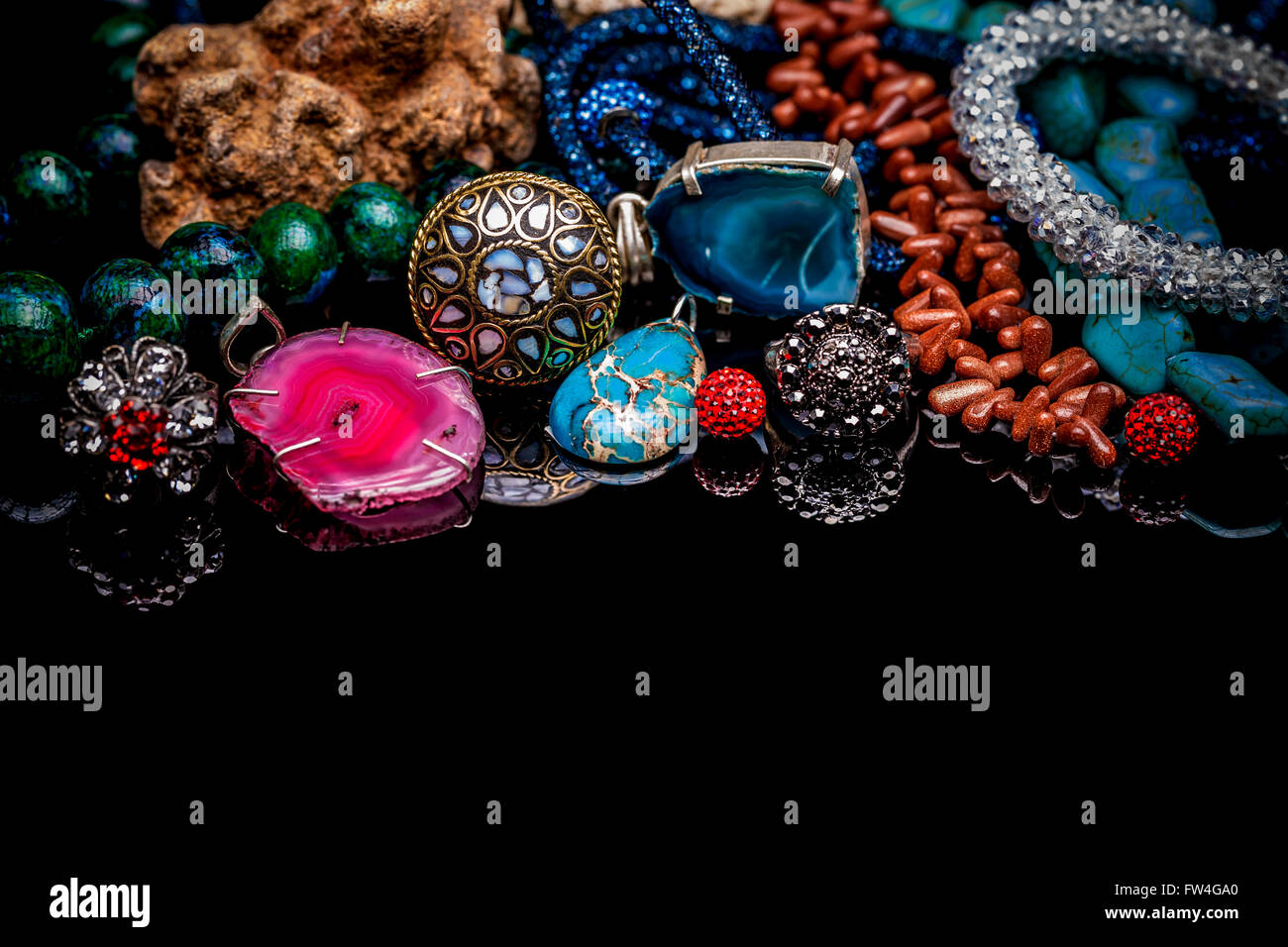 Luxus-Edelsteinschmuck auf Schwarz Hochglanz Tisch Stockfoto