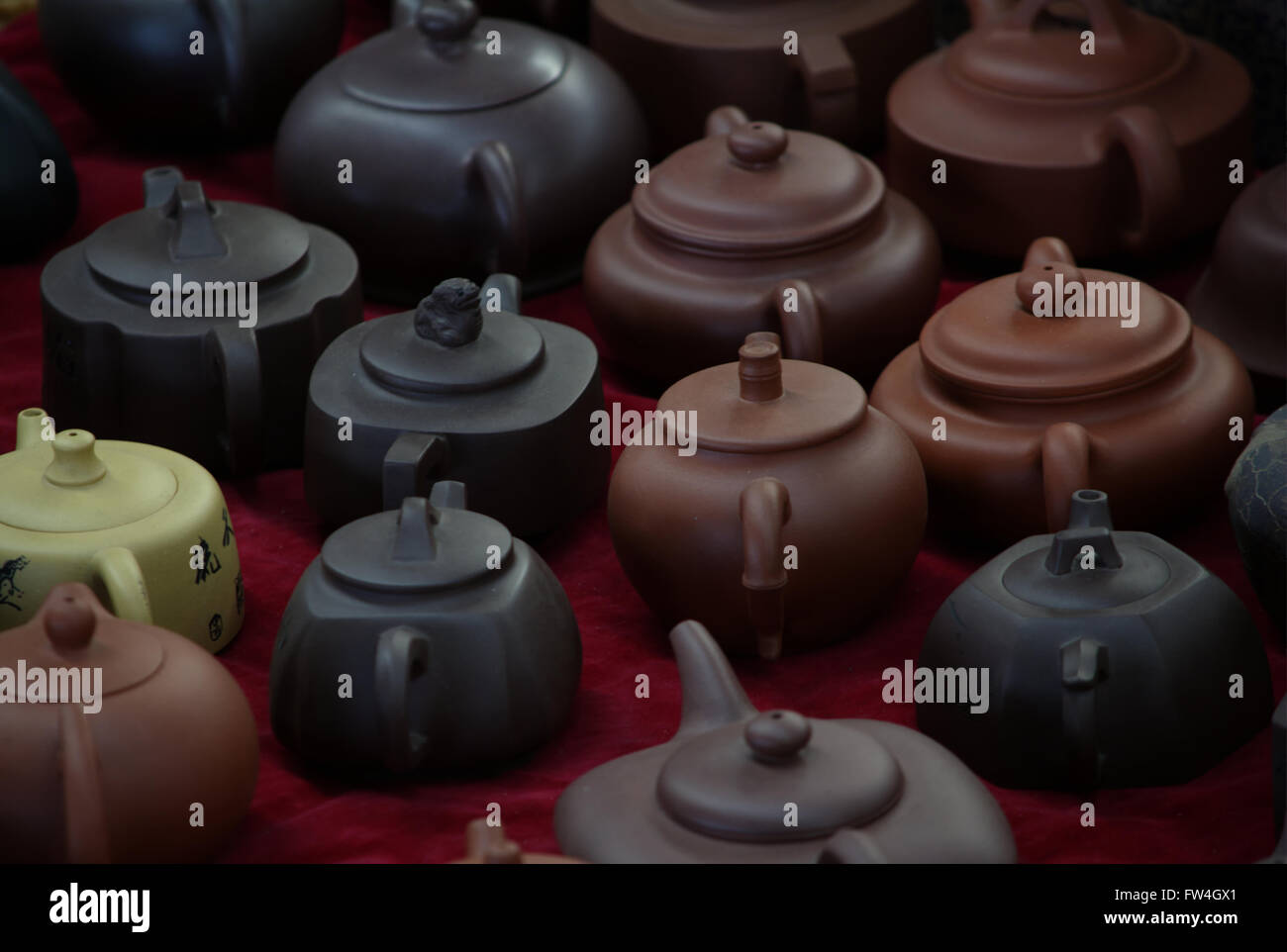 Ein Bild von einigen traditionellen chinesischen Teekannen, die auf Märkten in ganz China verkauft werden. Stockfoto