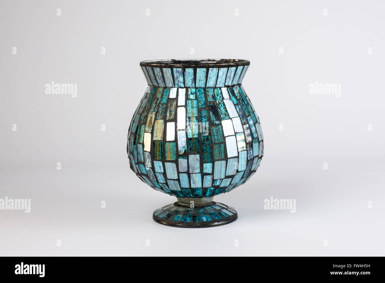 Glas-Vase in blau Stücke aus Glas wie ein Mosaik, vor einem weißen  Hintergrund bedeckt Stockfotografie - Alamy