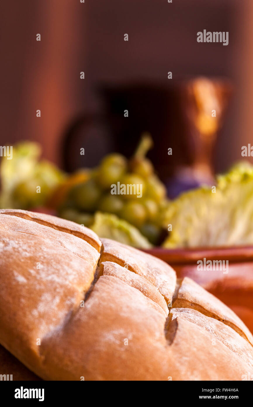 Laib Brot und Früchte auf einem Tisch im Rahmen des letzten Abendmahls Einstellung in der Passionsspiele, Adeje, Teneriffa, Kanarische Inseln, Sp Stockfoto