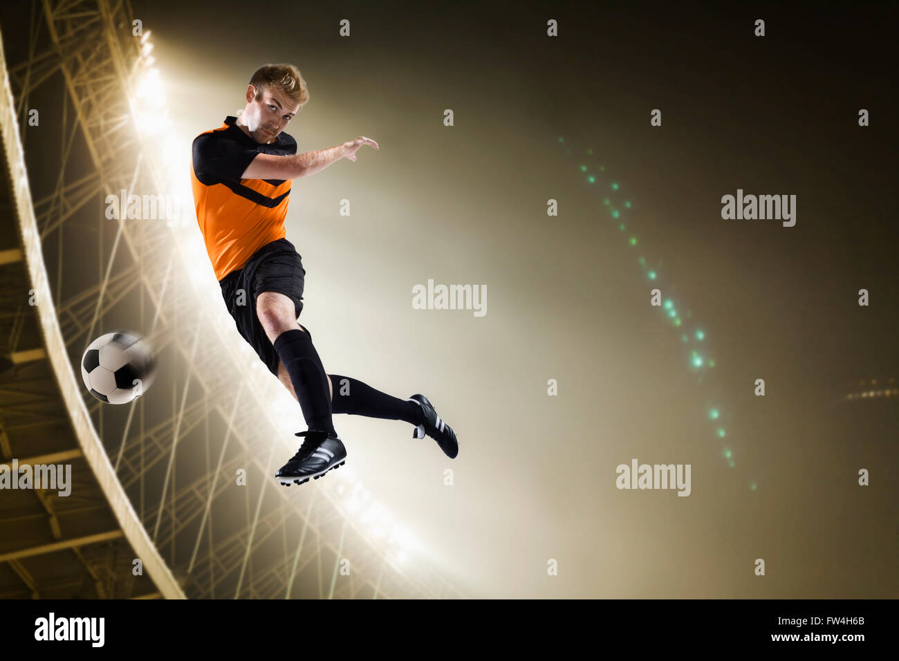 Athleten treten Fußball im Stadion Stockfoto