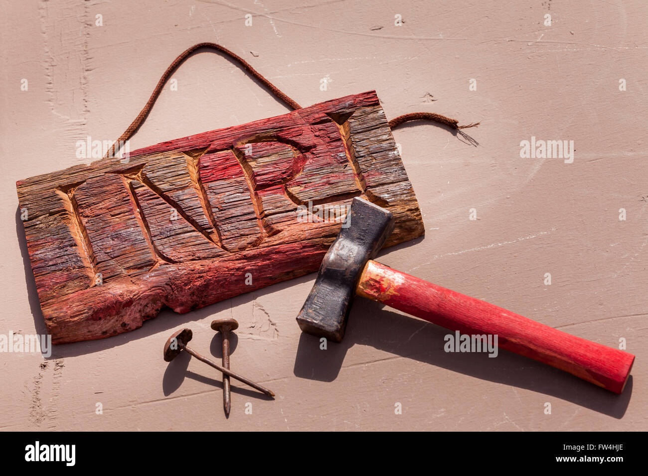 Aus Holz geschnitzte INRI-Placque mit Hammer und Nägeln Requisiten für die Passionsspiele, Adeje, Teneriffa, Kanarische Inseln, Spanien. Representac Stockfoto