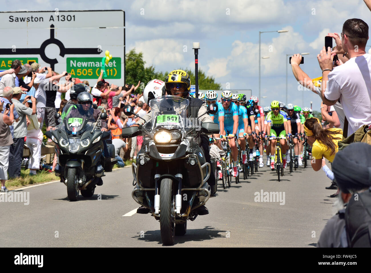 PAMPISFORD, CAMBRIDGESHIRE, Großbritannien - 7. Juli 2014 Tour de France 2014 Stufe 3 (Cambridge, London) mit englischen Straßenschild Stockfoto