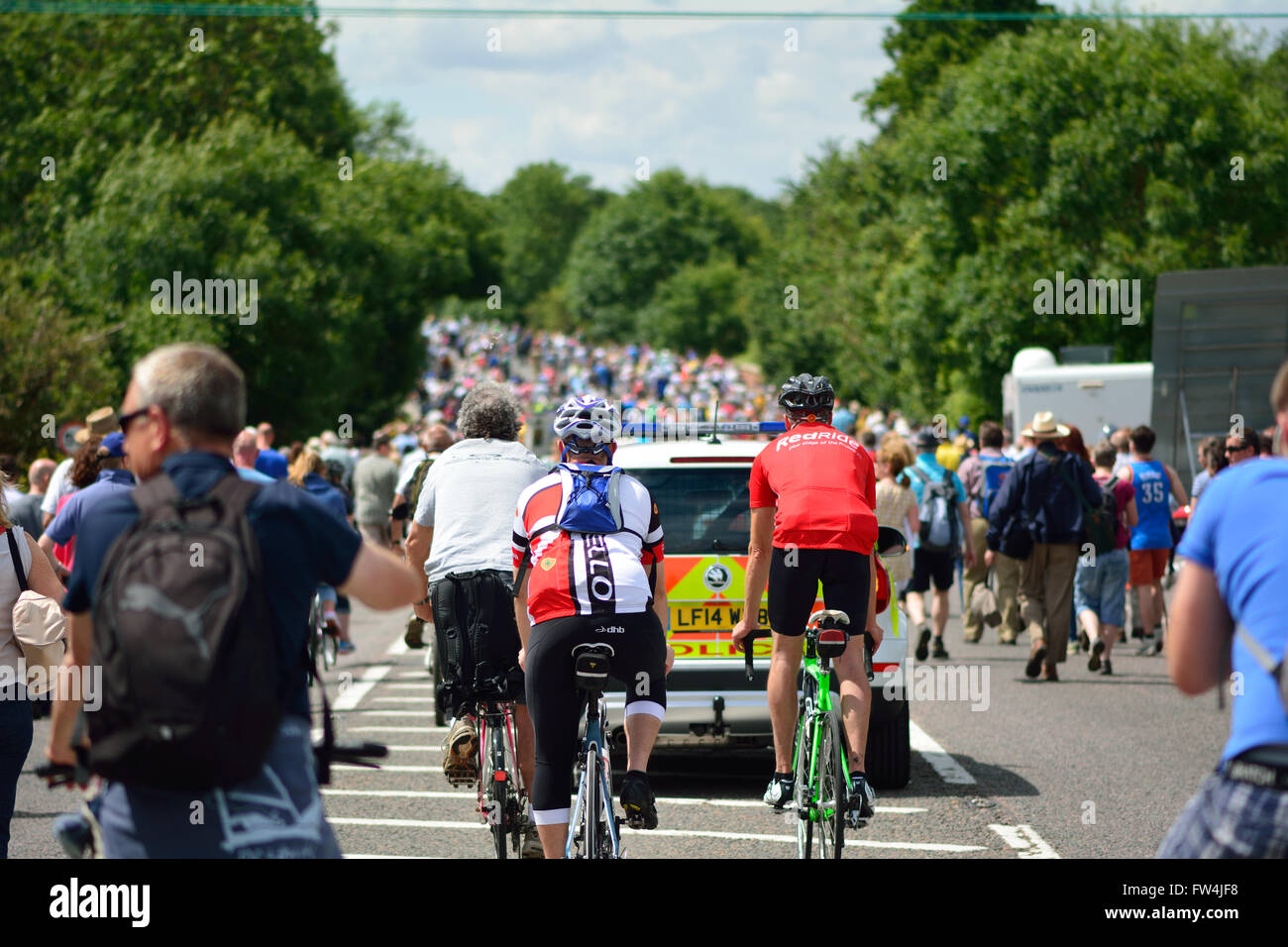 PAMPISFORD, CAMBRIDGESHIRE, Großbritannien - 7. Juli 2014 Tour de France 2014 Stufe 3 (Cambridge, London) mit Polizeiauto und Zuschauer Stockfoto