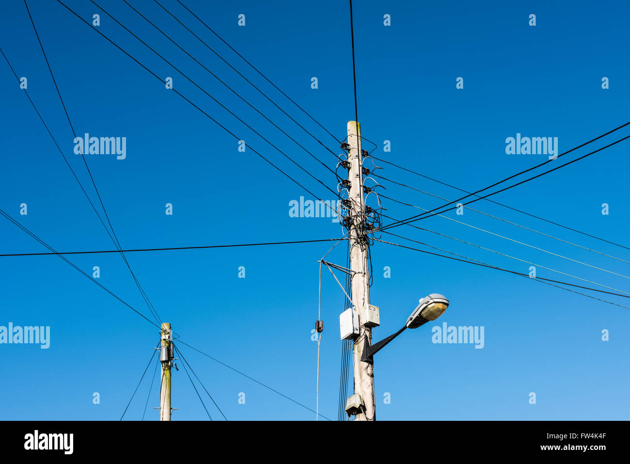 Obenliegende Strom- und Telefonkabel. Wrington, North Somerset, England. Stockfoto