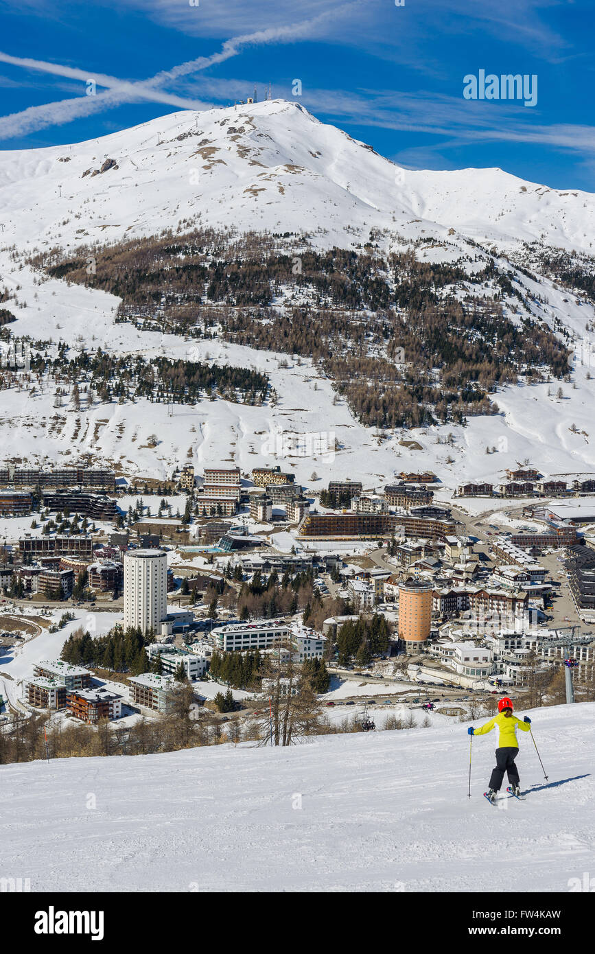Blick über die schneebedeckten Hänge des Sestriere in der Milchstraße Skigebiet in der Region Piemont. Stockfoto