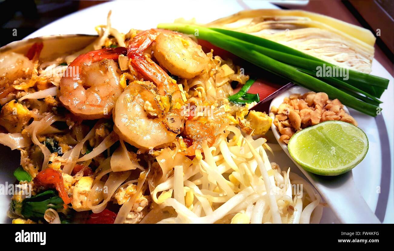 Pad Thai, gebraten Reisnudeln mit Garnelen, nationale Gerichte Thailands. Stockfoto