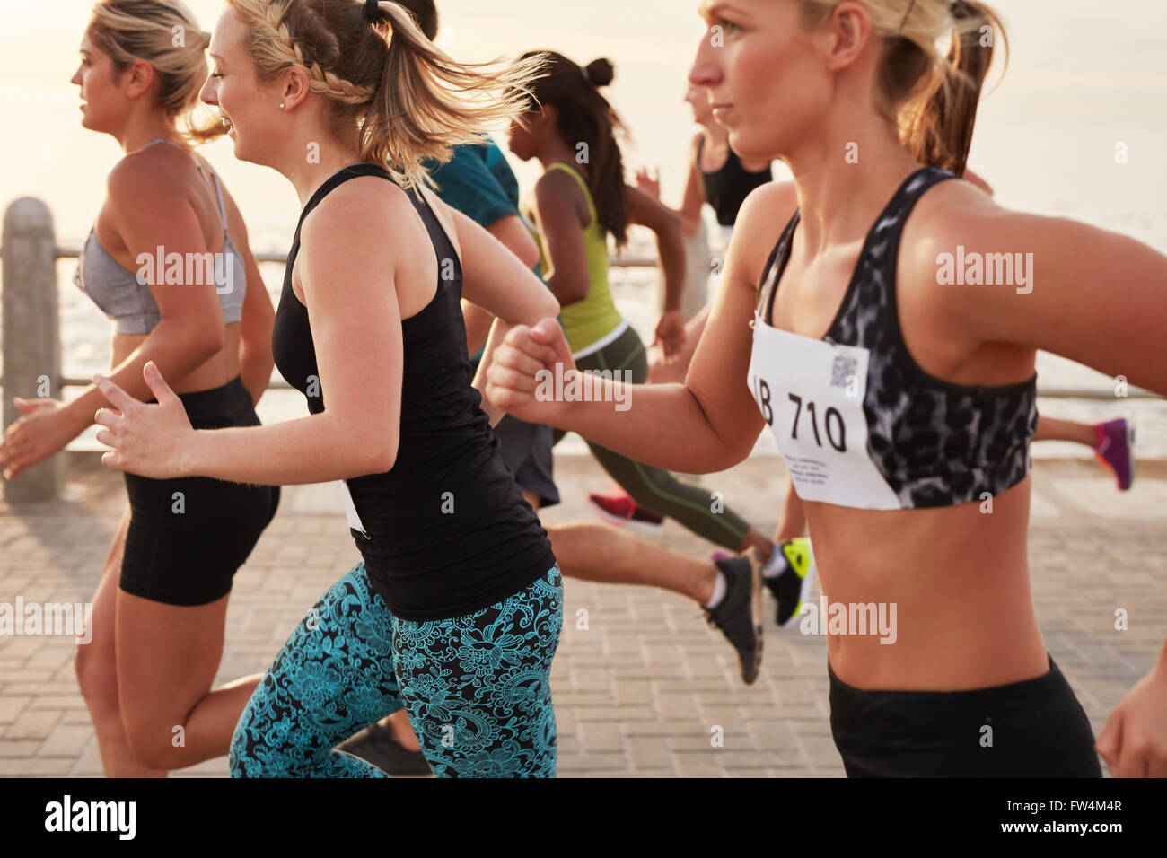 Gruppe von Athleten im freien sprinten. Gruppe junger Erwachsener laufen in einem Rennen. Stockfoto