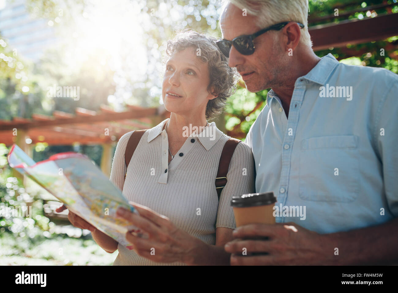 Porträt von älteres Paar mit Hilfe einer Karte nach dem Weg hautnah. Ehepaar im Ruhestand erkunden neue Orte zu besuchen während ihrer vacatio Stockfoto