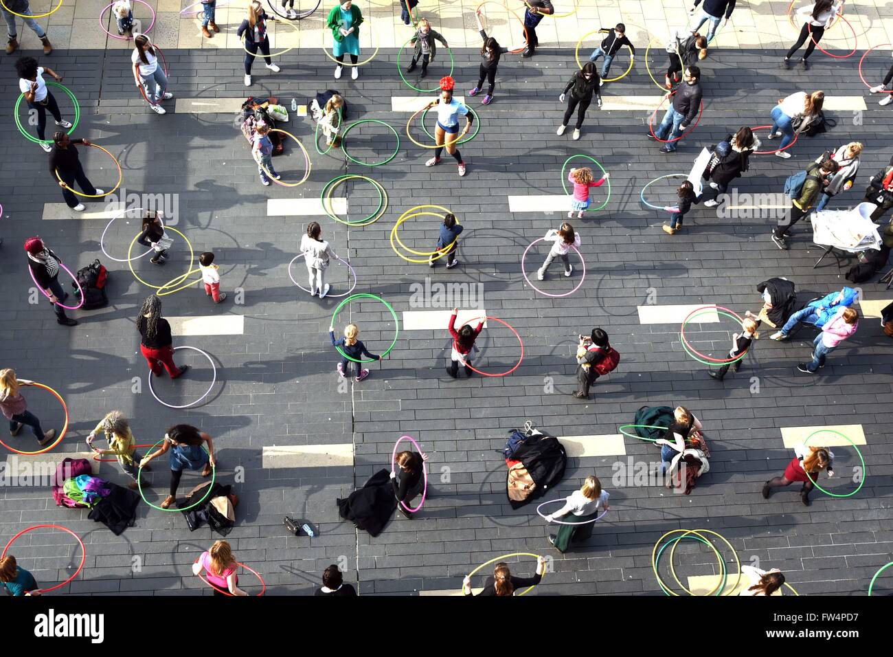 Bild zeigt: Southbank heute Messe Women Of The World Festival "Hula Schola" Hula Hoop-Unterricht auf der Terrasse für Frauen und Ma Stockfoto