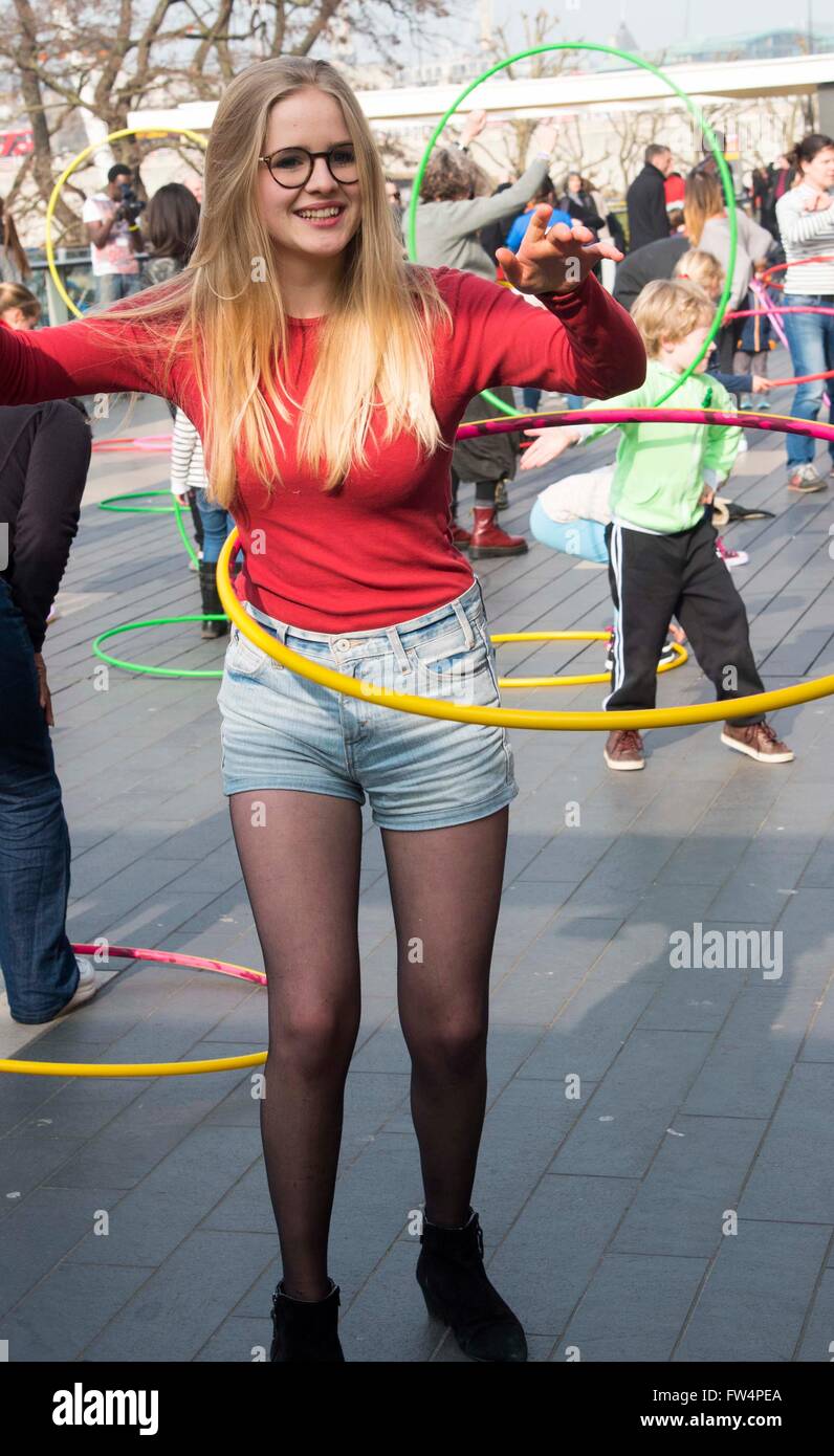 Hula Hoop Lektion Masse Gruppe Spaß Mädchen Woman Stockfoto