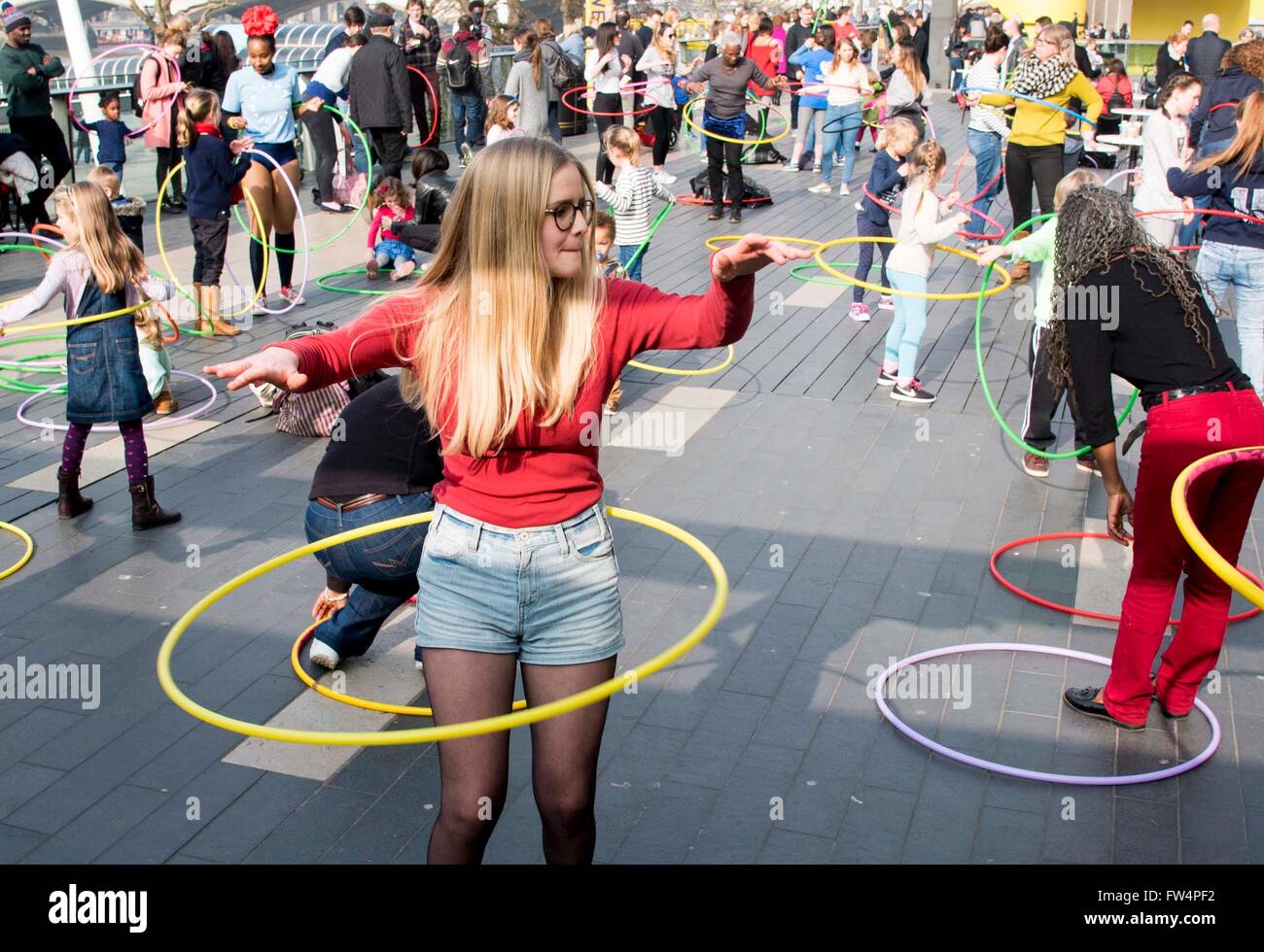 Hula Hoop Lektion Masse Gruppe Spaß Mädchen Woman Women Of The World Festival Stockfoto
