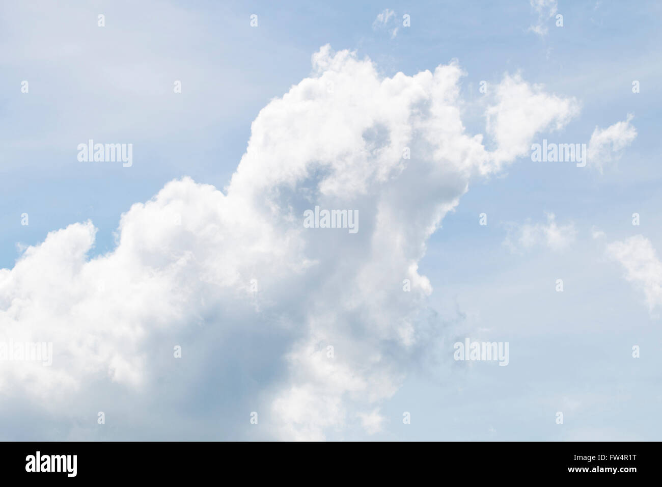 weiße Wolken am blauen Himmel Stockfoto