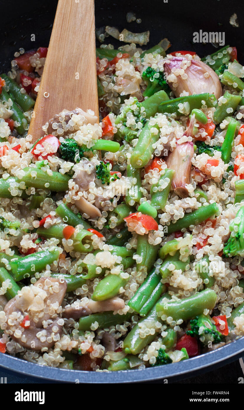 Quinoa und Gemüse auf rustikalen Pfanne mit Holz Löffel Stockfoto