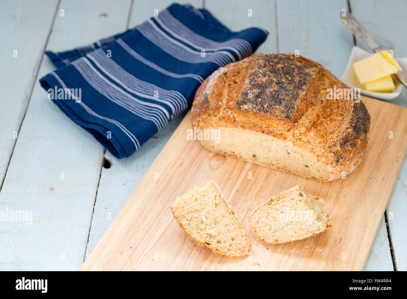 Laib frisch gebackene hausgemachte Struan Schnittbrot, auf einem rustikalen Tisch blau. Stockfoto