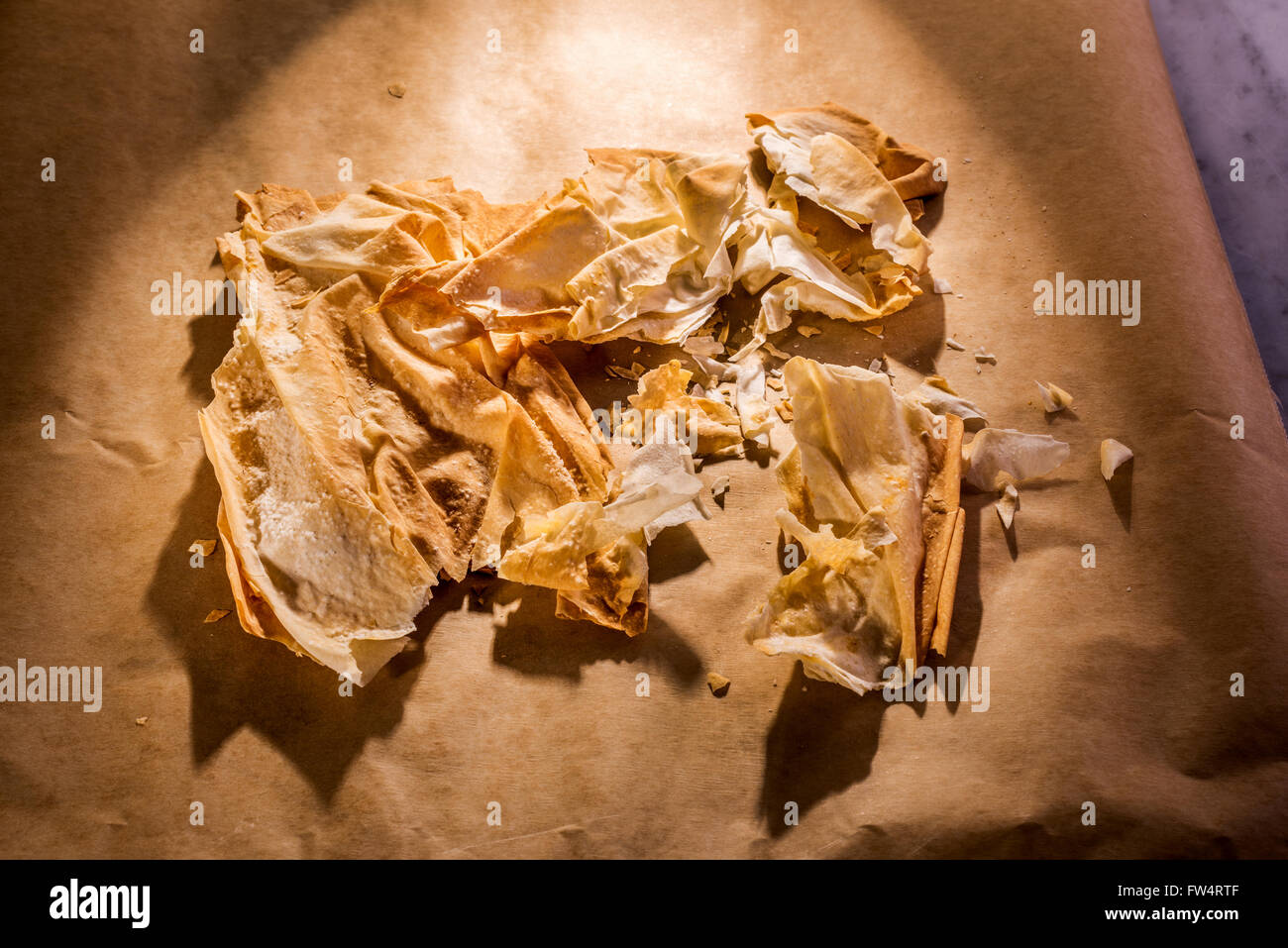 Teig rein, Backen, Gebäck, Backen, Konditorei Bäckerei nach Hause, Hefeteig, Blätterteig Kochen Backen hausgemachten Teig Mehl Stockfoto