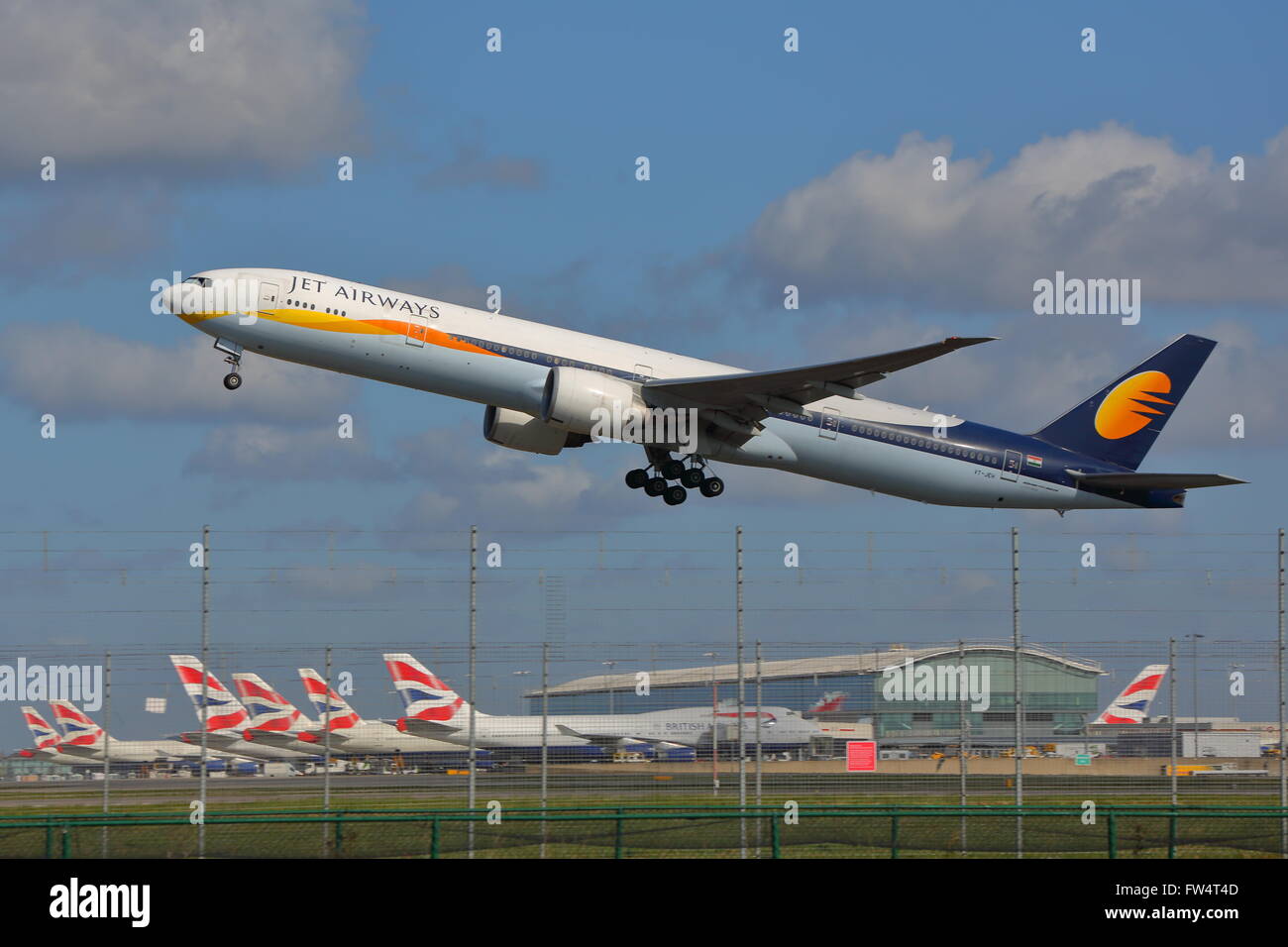 Jet Airways Boeing 777-35RER VT-JEH abheben am Flughafen Heathrow, London, UK Stockfoto